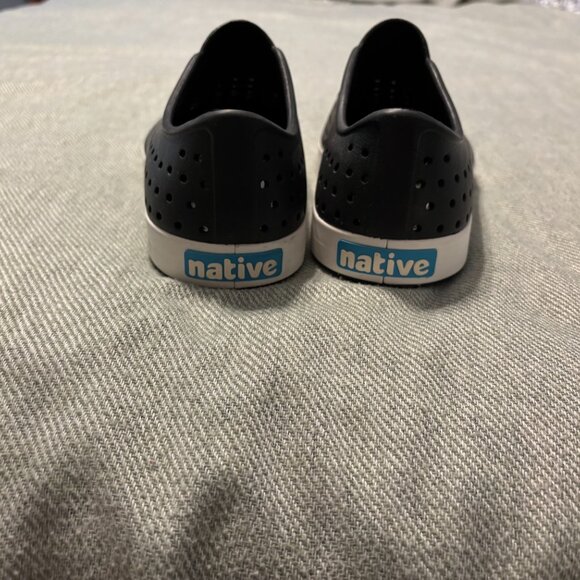 NWOB NATIVE Women’s Jefferson Shoe, W8 (Black) RETAIL $55 - Picture 3 of 6